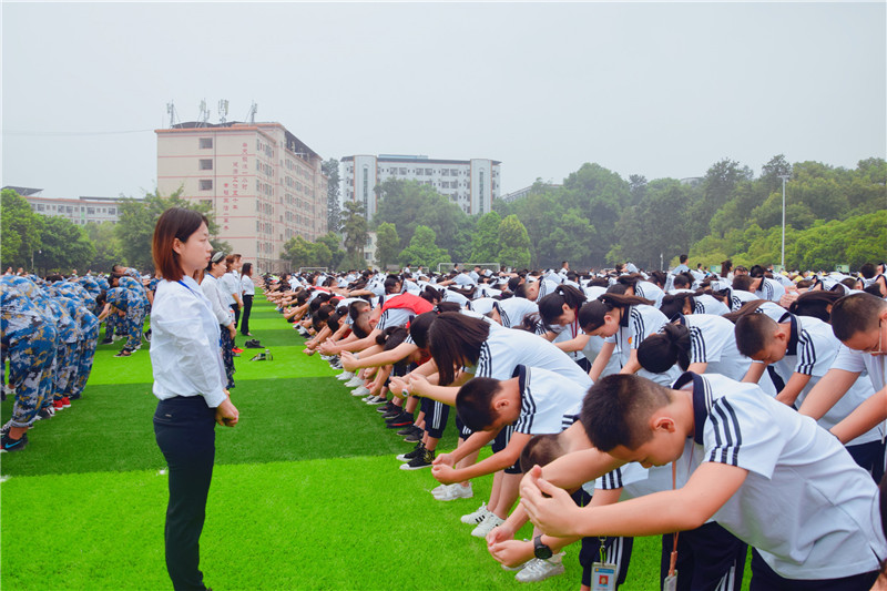 规范仪式提品质 青春追梦启新航||泸县一中举行2019秋